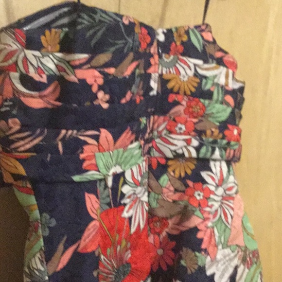 - Badgley Mischka Floral Strapless Bow Busting - Picture 8 of 13